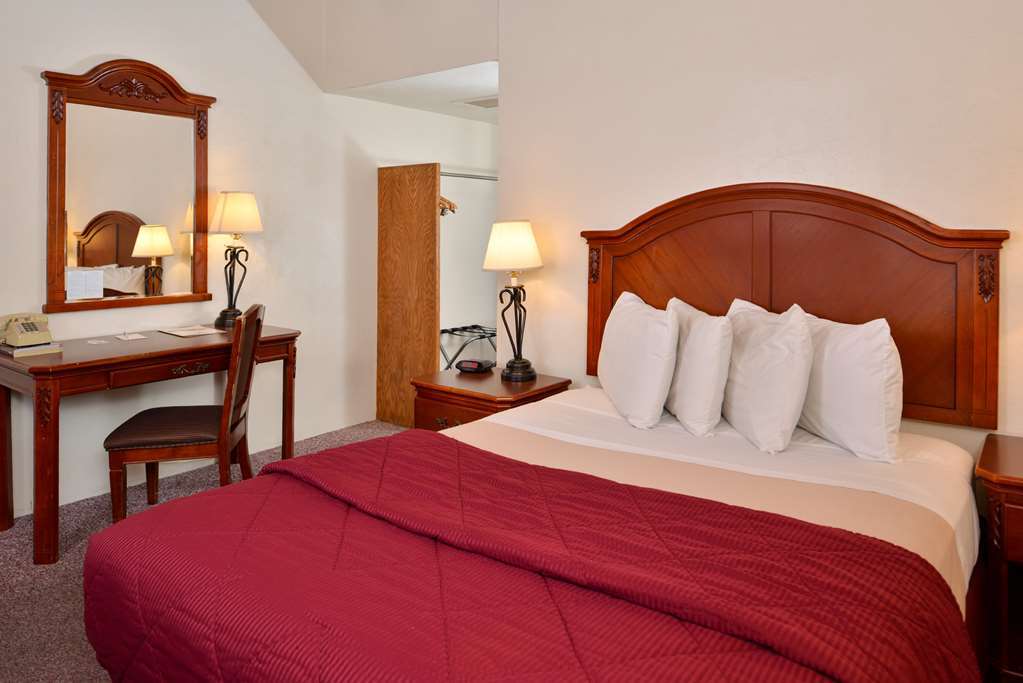 Lamplighter Inn Santa Fe Room photo